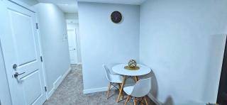 Modern Chic Retreat - Spacious 2 Bedrooms & Full kitchen Southwest Calgary - 6
