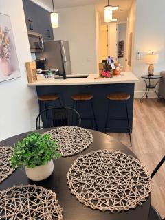 Vino Villa | Luxury Lakeview | 2bd plus King, Quiet Private - 5