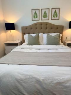 Vino Villa | Luxury Lakeview | 2bd plus King, Quiet Private - 4