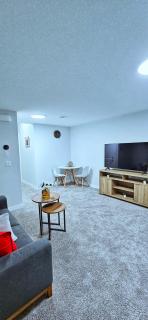 Modern Chic Retreat - Spacious 2 Bedrooms & Full kitchen Southwest Calgary - 5
