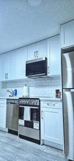 Modern Chic Retreat - Spacious 2 Bedrooms & Full kitchen Southwest Calgary - 9