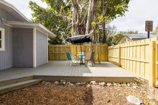 *Downtown home 10min. drive to beach; walk DT* - 9