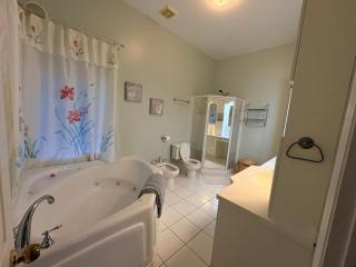 Q Estate Guest Suite heated indoor pool - 8