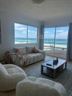 Immaculate Beachfront Views, Pool, Spa, Parking - 0