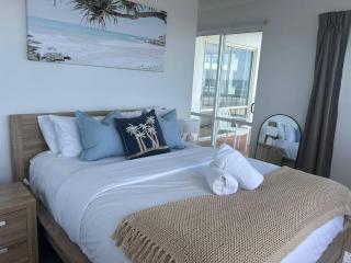Immaculate Beachfront Views, Pool, Spa, Parking - 2
