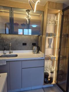 Gold Avenue 96 Airpot - 7