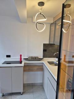 Gold Avenue 96 Airpot - 1
