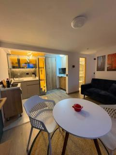 Gold Avenue 96 Airpot - 8