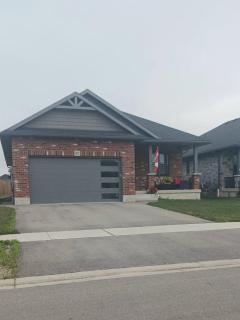 Orr House Stratford - Art Inspired 3 Br Retreat - 0