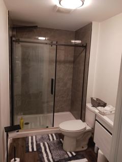 Orr House Stratford - Art Inspired 3 Br Retreat - 2