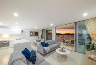 Penthouse Oasis On Airlie - 3