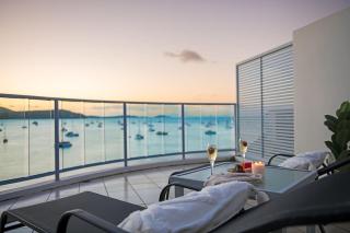 Penthouse Oasis On Airlie - 2