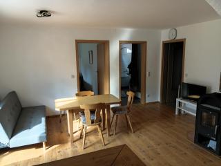 Uriges Apartment mit Kaminofen, Terrasse und Bar - 0