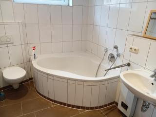 Uriges Apartment mit Kaminofen, Terrasse und Bar - 8