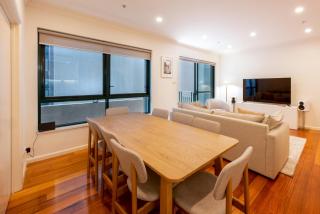 Spacious 3-bed Unit in Melbourne CBD w Pool & Gym - 1