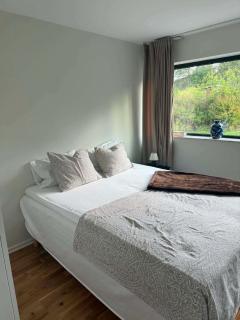 Idyllic cabin by the lake in Bestorp - 1