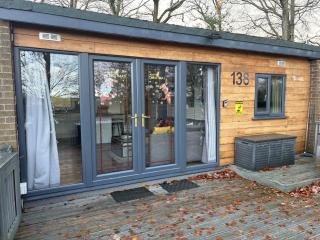 Pet Friendly 2-Bed Lodge Sleeps 5 Pool & Parking - 4