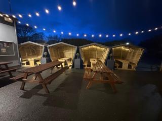 Pet Friendly 2-Bed Lodge Sleeps 5 Pool & Parking - 2