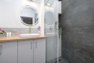 Spacious Apartment for 4 Guests with a Balcony in the Center of Łódź by Noclegi Renters - Łódź - 5