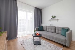 Spacious Apartment for 4 Guests with a Balcony in the Center of Łódź by Noclegi Renters - 9