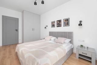 Spacious Apartment for 4 Guests with a Balcony in the Center of Łódź by Noclegi Renters - 2