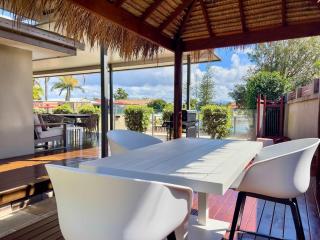 Waterfront Retreat with Pool & Pontoon Broadbeach - 3