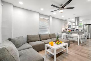 Remodeled 3BR, 6 Min to Busch Gardens Fenced Yard, Monthly Stays Welcome - 0