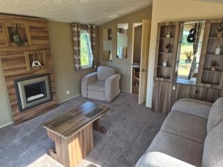Cabin - Sleeps 6 - Outdoor Pool and Parking - 9