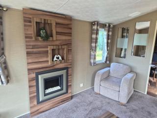 Cabin - Sleeps 6 - Outdoor Pool and Parking - 6
