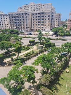 Mamorah beach , 3 bedrooms & living room, families only - 8