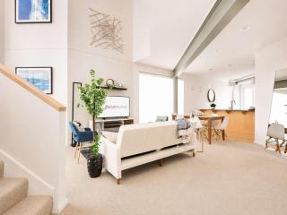 Upscale 3BR Penthouse by CozySuites - 4
