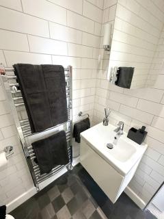 3-Bed Penthouse with Balcony & Parking - 1