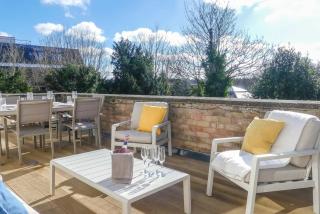3-Bed Penthouse with Balcony & Parking - 3