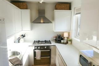 3-Bed Penthouse with Balcony & Parking - 5