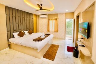 Grand Palace hotel with swimming pool - 0