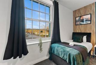 Bristol Harbourside Haven - Stylish Stay for 8 - 9