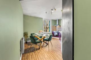 Bristol Harbourside Haven - Stylish Stay for 8 - 4