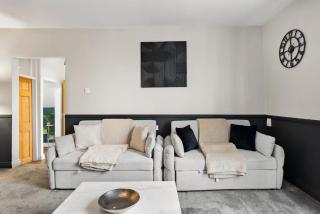 Bristol Harbourside Haven - Stylish Stay for 8 - 3