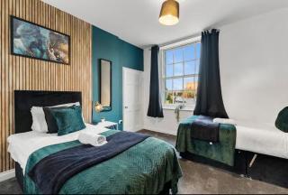 Bristol Harbourside Haven - Stylish Stay for 8 - 6