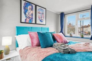 Modern Coventry Home CinemaTV Games Sleeps 12 - 9