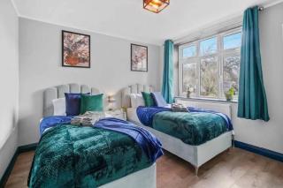 Modern Coventry Home CinemaTV Games Sleeps 12 - 7