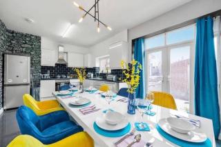 Modern Coventry Home CinemaTV Games Sleeps 12 - 6