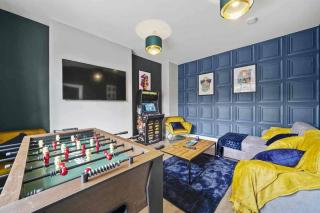 Modern Coventry Home CinemaTV Games Sleeps 12 - 2