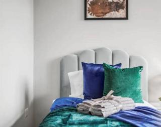Modern Coventry Home CinemaTV Games Sleeps 12 - 4