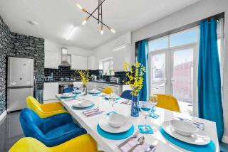 Modern Coventry Home CinemaTV Games Sleeps 12 - 3