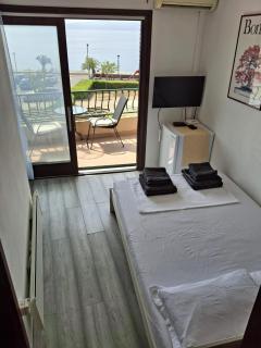 Seafront Studio Apartment+Balcony - 5
