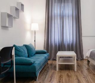 Stylish 2BR Apartment with Fast WiFi in Prime Location - 5