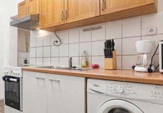 Stylish 2BR Apartment with Fast WiFi in Prime Location - 6