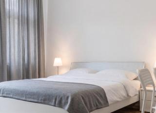 Stylish 2BR Apartment with Fast WiFi in Prime Location - 2
