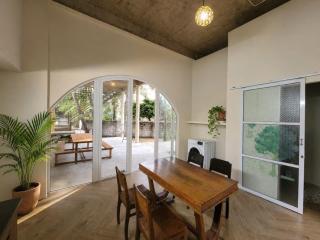 Về Nhà - A House by the Sea - 8